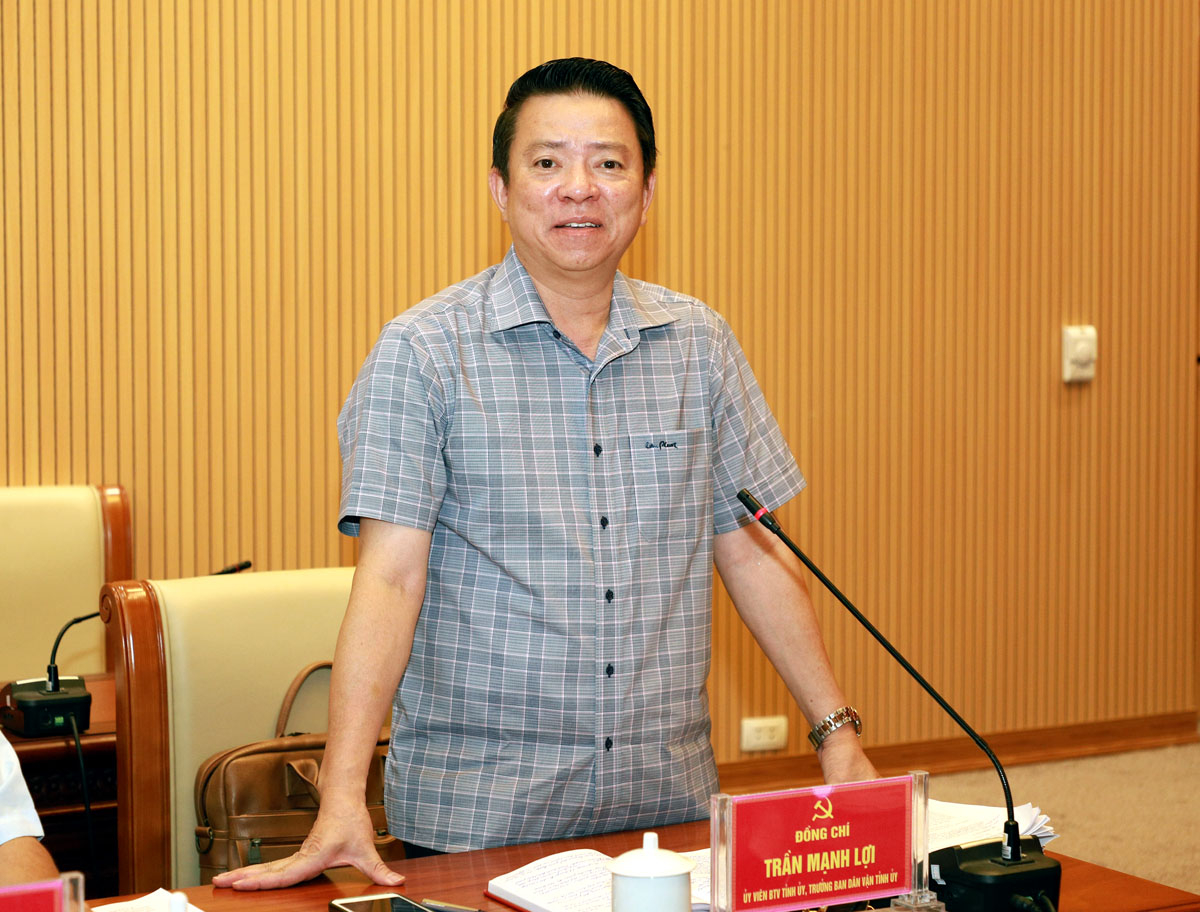 Trưởng ban Dân vận Tỉnh ủy Trần Mạnh Lợi thảo luận tại buổi làm việc.
