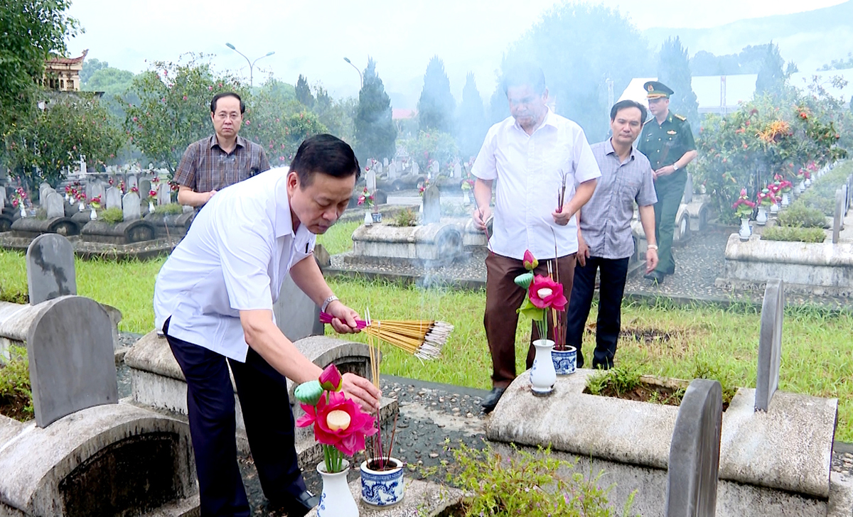 Chủ tịch UBND tỉnh Nguyễn Văn Sơn thắp hương tại các phần mộ liệt sỹ.

