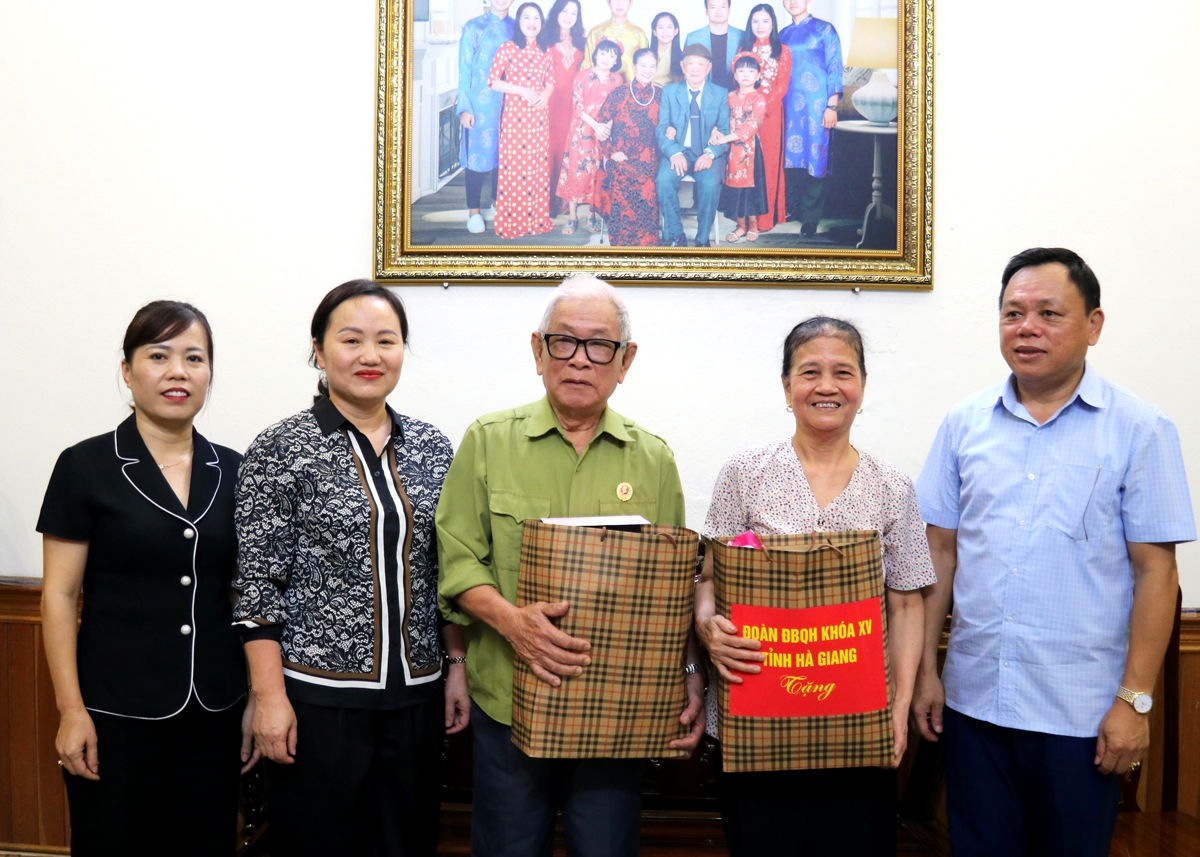 Các Đại biểu Quốc hội Phạm Thúy Chinh và Lý Thị Lan cùng lãnh đạo thành phố Hà Giang thăm và tặng quà Thương binh Nguyễn Xuân Viện, tổ 8 phường Trần Phú
