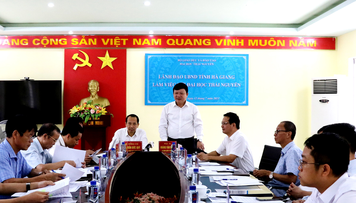 PGS.TS. Hoàng Văn Hùng, Giám đốc Đại học Thái Nguyên phát biểu tại buổi làm việc
