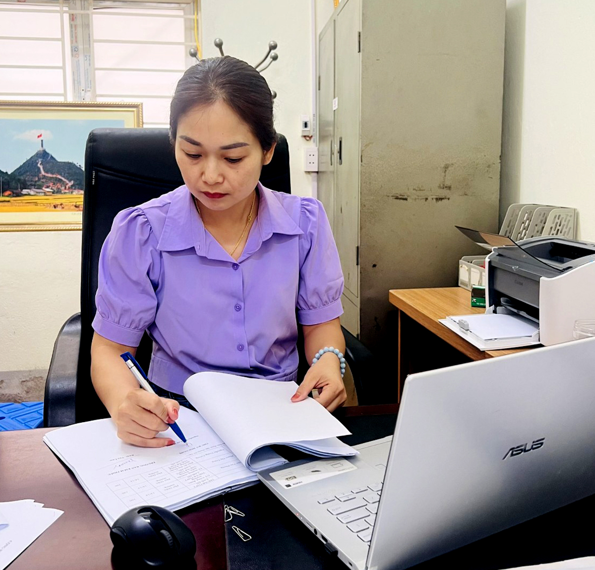 Cô Nguyễn Thị Lan Hương chuẩn bị nội dung bài giảng