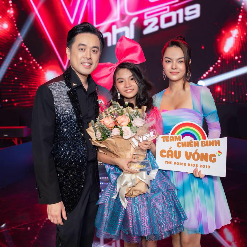 Vũ Linh Đan (giữa) đoạt giải Á quân Giọng hát Việt nhí 2019