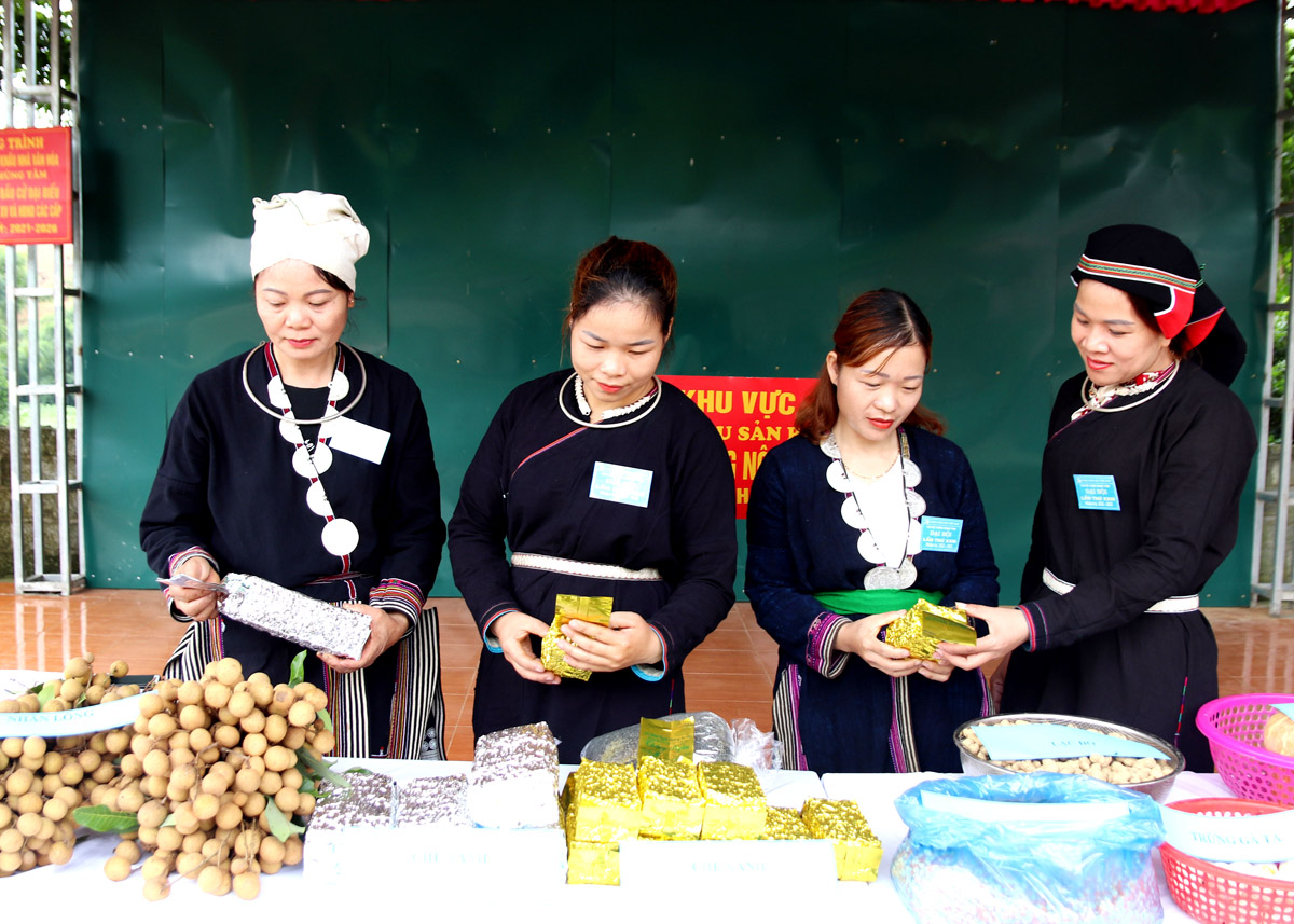 Nhiều nông sản trở thành hàng hóa giúp đồng bào dân tộc thiểu số thôn Hùng Tâm, xã Hùng An nâng cao thu nhập.