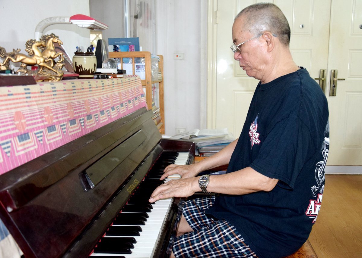 Nhạc sỹ Lê Mây trình bày ca khúc “Tháng bảy”.

