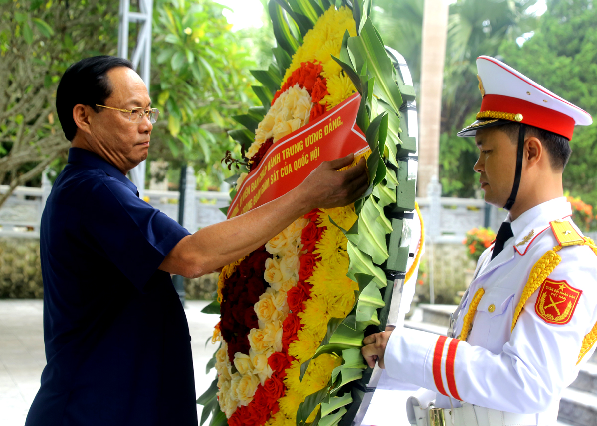 Phó Chủ tịch Quốc hội Trần Quang Phương chỉnh vòng hoa trước khi thực hiện Lễ dâng hoa.