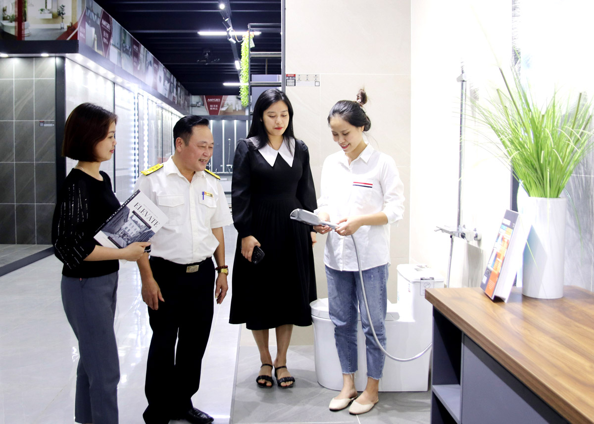 Cán bộ Chi cục Thuế khu vực Bắc Quang – Quang Bình nắm bắt tình hình hoạt động tại Công ty TNHH MTV Hùng Lan, thị trấn Việt Quang (Bắc Quang).
					Ảnh: THU PHƯƠNG