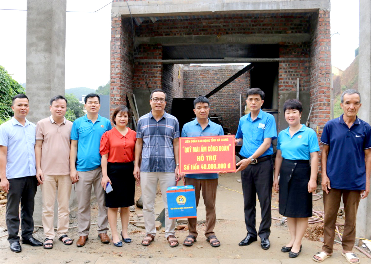  Lãnh đạo Liên đoàn Lao động, Công đoàn Viên chức tỉnh trao hỗ trợ từ quỹ “Mái ấm công đoàn” cho gia đình có hoàn cảnh khó khăn về nhà ở.