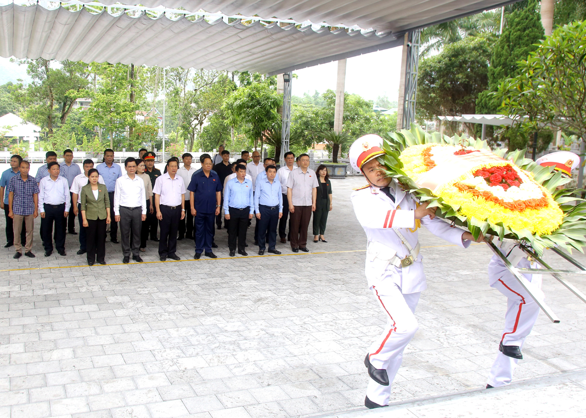 Các đồng chí lãnh đạo dâng hoa tại Nghĩa trang Liệt sĩ Quốc gia Vị Xuyên.