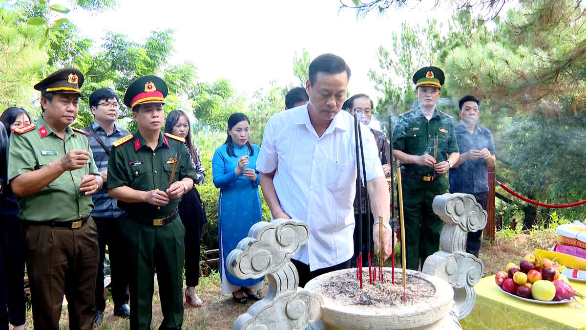 Đoàn đại biểu tỉnh Hà Giang thắp hương tưởng niệm tại mộ Đại tướng Võ Nguyên Giáp.
