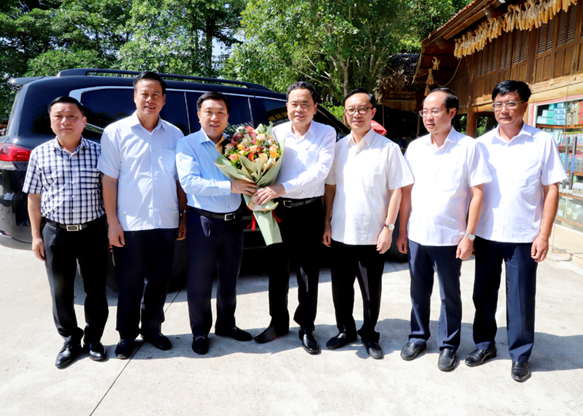 Các đồng chí lãnh đạo tỉnh, huyện Bắc Quang đón, tặng hoa Phó Chủ tịch Thường trực Quốc hội Trần Thanh Mẫn tại cầu Trì (Bắc Quang).
