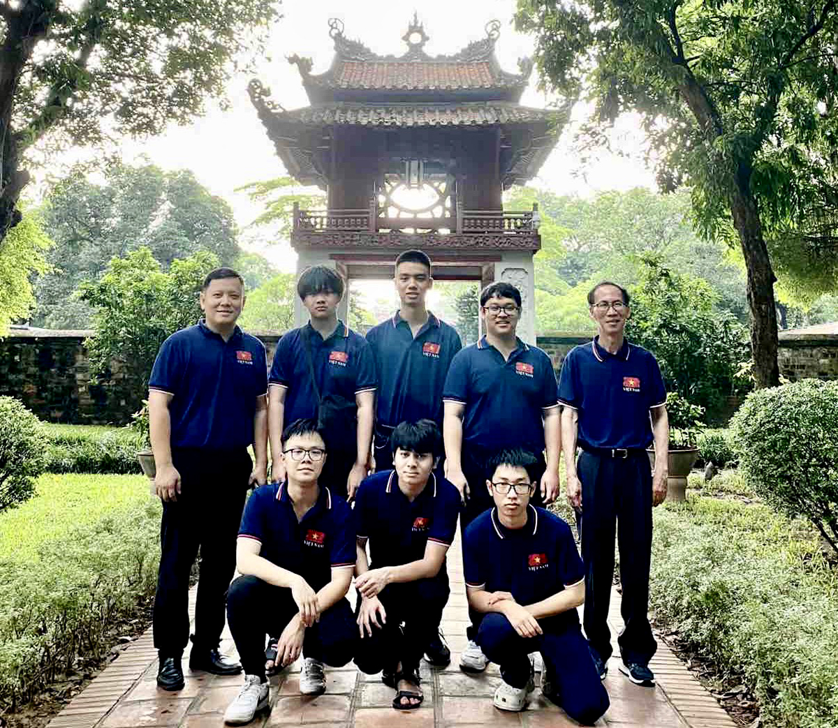 Em Hoàng Tuấn Dũng (đứng thứ 3 hàng thứ 2) cùng đội tuyển Việt Nam tham dự kỳ thi IMO. Ảnh: Bộ Giáo dục và Đào tạo
