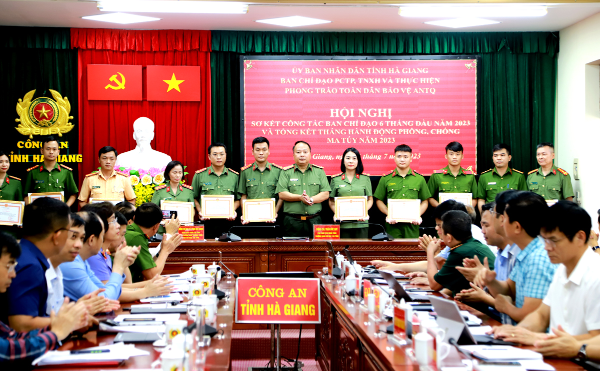 Đại tá Phan Huy Ngọc, Giám đốc Công an tỉnh tặng Giấy khen cho các tập thể, cá nhân.

