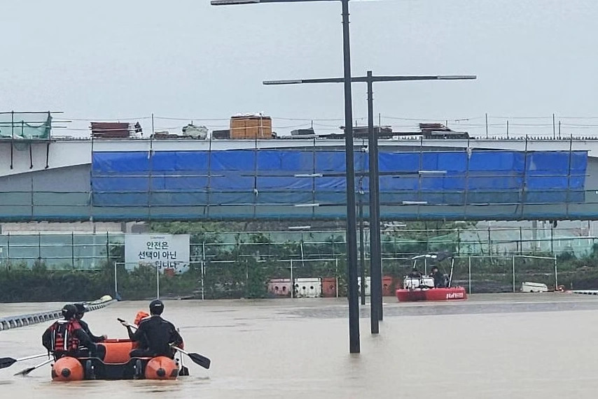 Mưa lớn gây ra lũ lụt và lở đất trên diện rộng tại Hàn Quốc
