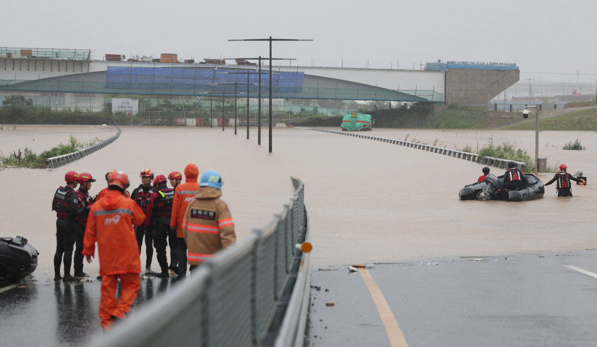 Nhân viên cứu hộ gần một đường hầm bị ngập hoàn toàn do mưa lớn ở Cheongju, Hàn Quốc hôm 15/7