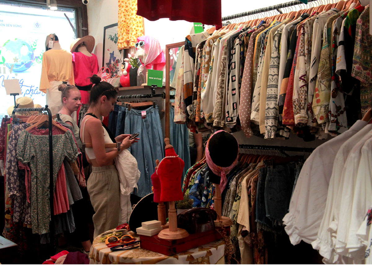 Hành khách nước ngoài ghé thăm Thrift Shop (Ảnh: Minh Thư)