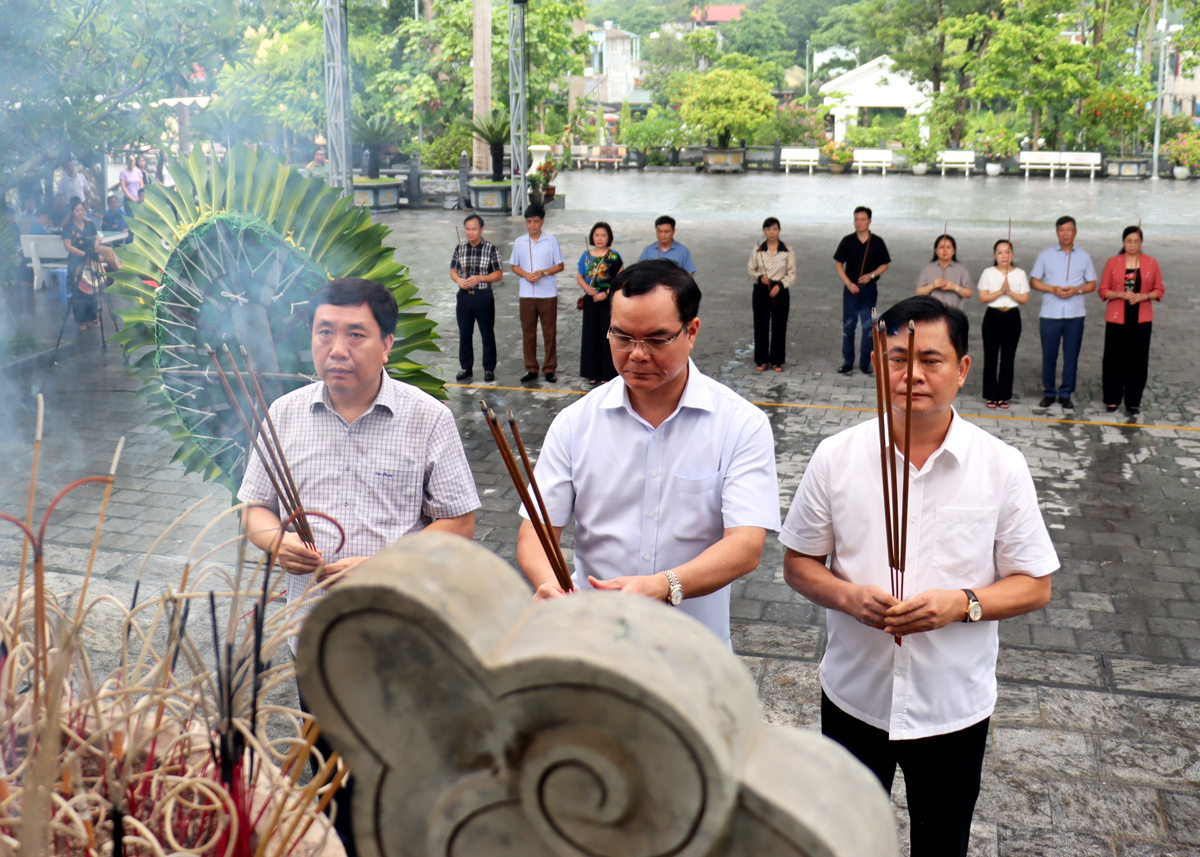 Các đại biểu dâng hương tưởng nhớ các Anh hùng liệt sỹ tại Nghĩa trang Liệt sỹ Quốc gia Vị Xuyên. 