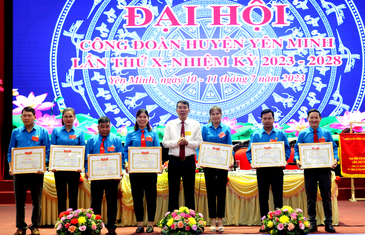 Lãnh đạo huyện Yên Minh tặng Giấy khen cho các tập thể có thành tích xuất sắc trong hoạt động công đoàn, nhiệm kỳ 2018 – 2023.
