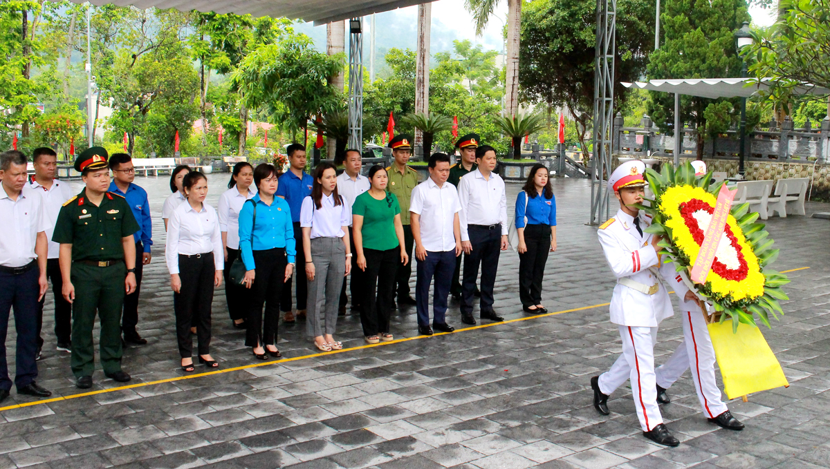 Đoàn công tác của Tập đoàn Xăng dầu Việt Nam đã đặt hoa, thắp nén hương thơm, nghiêng mình trước anh linh các AHLS tại Nghĩa trang Liệt sỹ Quốc gia Vị Xuyên