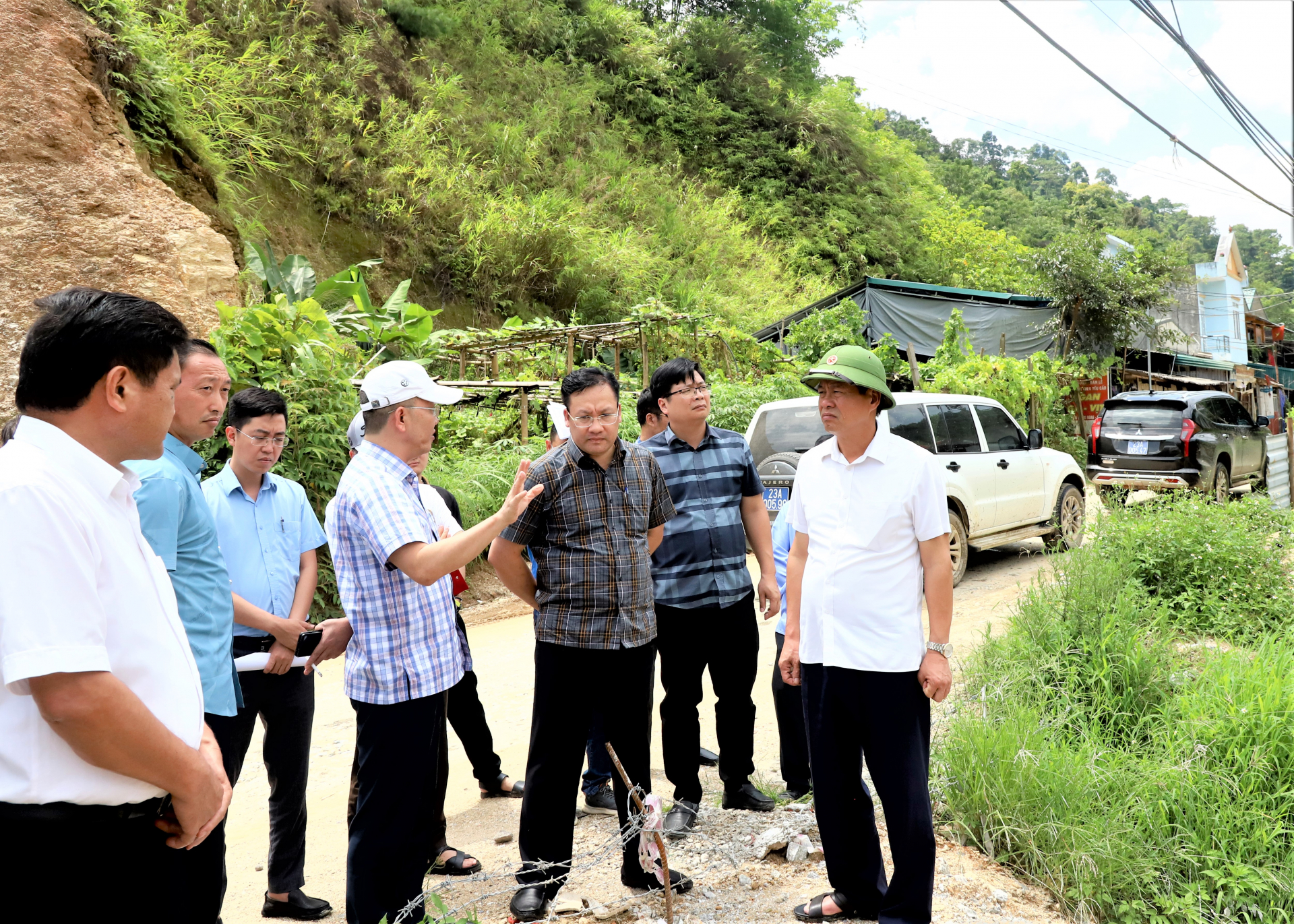 Chủ tịch UBND tỉnh Nguyễn Văn Sơn kiểm tra tiến độ dự án đoạn thuộc địa phận cầu Nậm Dịch (Hoàng Su Phì).