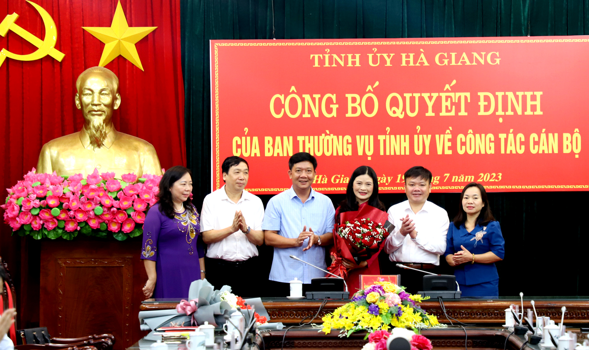 Lãnh đạo Ban Tuyên giáo Tỉnh ủy và huyện Mèo Vạc tặng hoa chúc mừng đồng chí Vương Ngọc Hà.