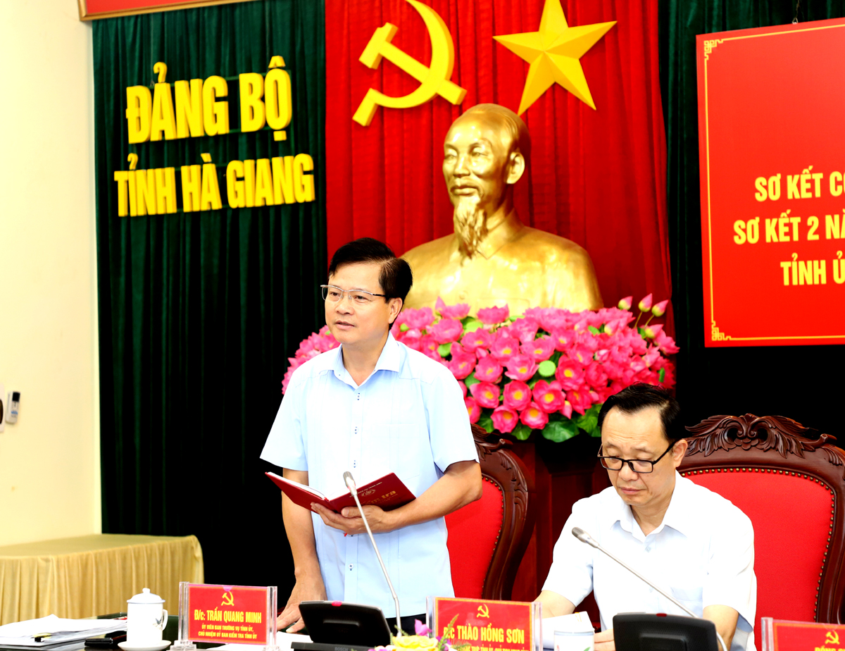 Chủ nhiệm UBKT Tỉnh ủy Trần Quang Minh trao đổi, làm rõ những vấn đề vướng mắc trong thực hiện công tác KTGS và thi hành kỷ luật Đảng.
