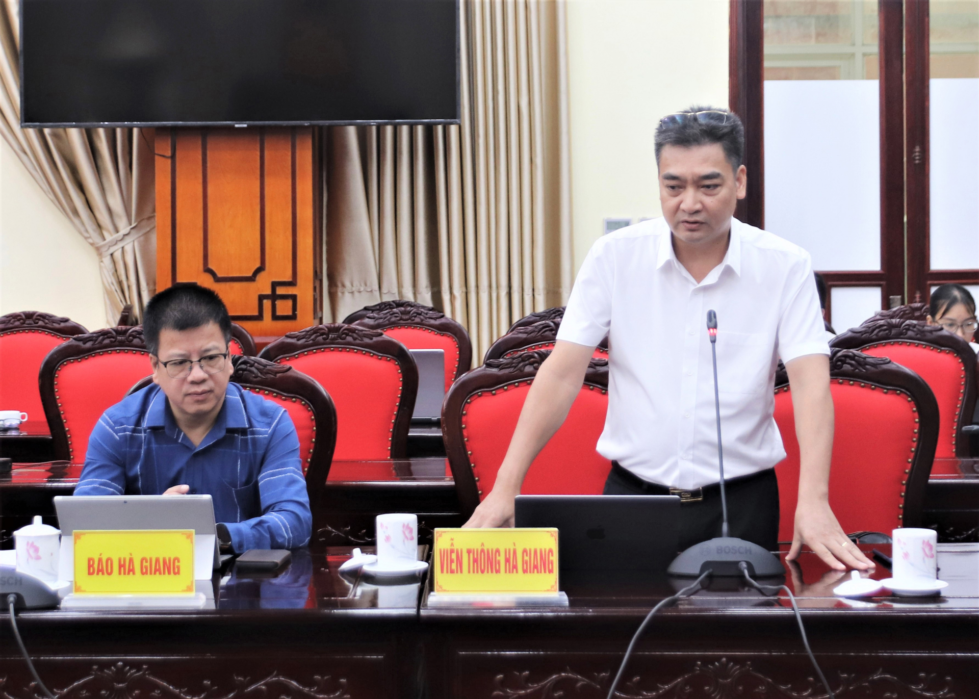 Lãnh đạo VNPT Hà Giang báo cáo kết quả triển khai cơ sở dữ liệu quốc gia về cán bộ, công chức, viên chức trên địa bàn tỉnh.