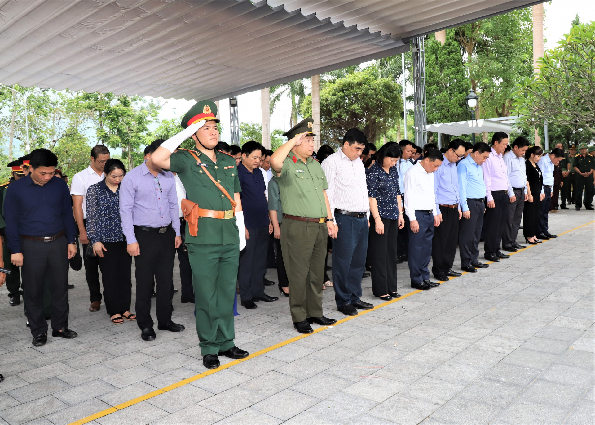 Đoàn đại biểu Tỉnh ủy, đại biểu Quốc hội, HĐND, UBND, Ủy ban MTTQ tỉnh viếng các Anh hùng Liệt sỹ trước Tượng đài Tổ quốc ghi công tại Nghĩa trang Liệt sỹ Quốc gia Vị Xuyên.