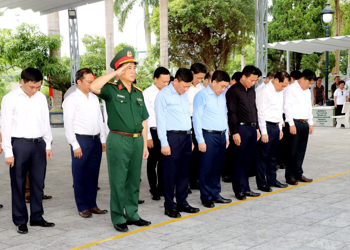 Các đại biểu dâng hoa viếng các Anh hùng Liệt sĩ tại Tượng đài Tổ quốc ghi công Nghĩa trang Liệt sĩ Quốc gia Vị Xuyên.
