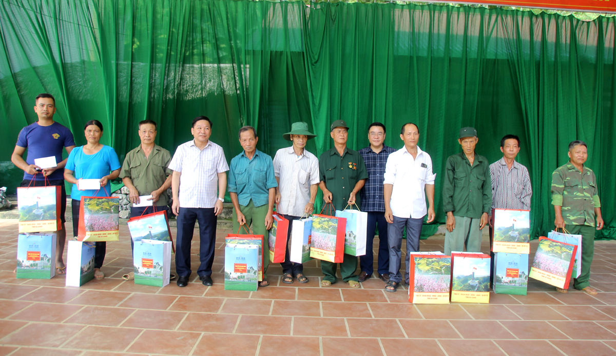 Phó Chủ tịch Thường trực UBND tỉnh Hoàng Gia Long và Phó Chủ tịch HĐND tỉnh Hoàng Văn Vịnh tặng quà cho các gia đình chính sách xã Bạch Ngọc.