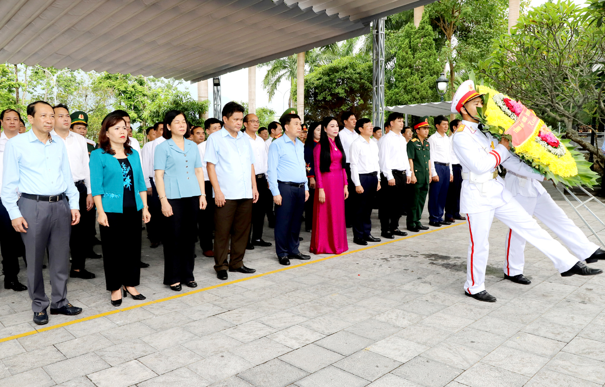 Các đại biểu đặt vòng hoa trước Tượng đài Tổ quốc ghi công tại Nghĩa trang liệt sỹ Quốc gia Vị Xuyên.
