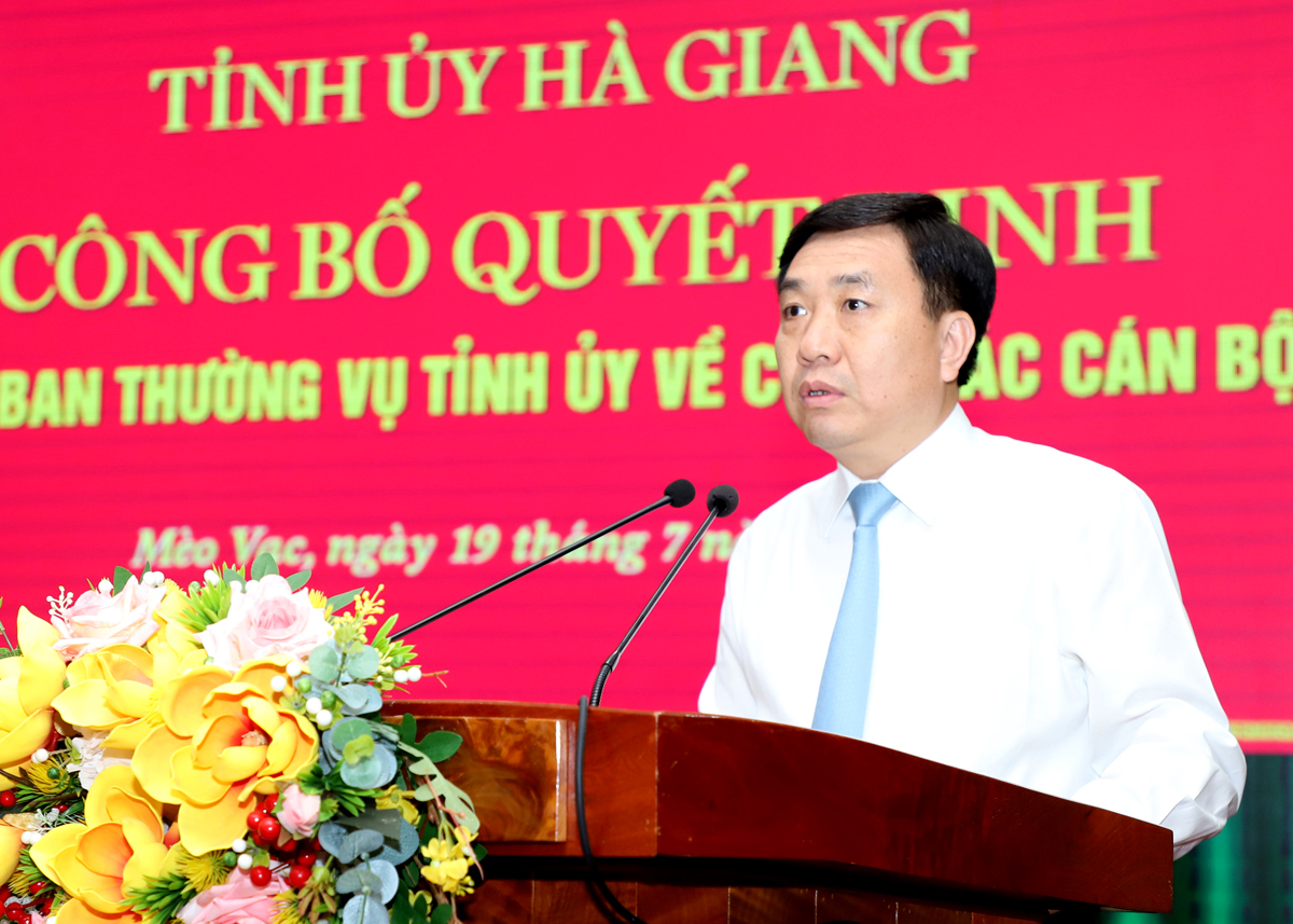 Quyền Bí thư Tỉnh ủy Nguyễn Mạnh Dũng phát biểu giao nhiệm vụ cho đồng chí Phạm Văn Tú