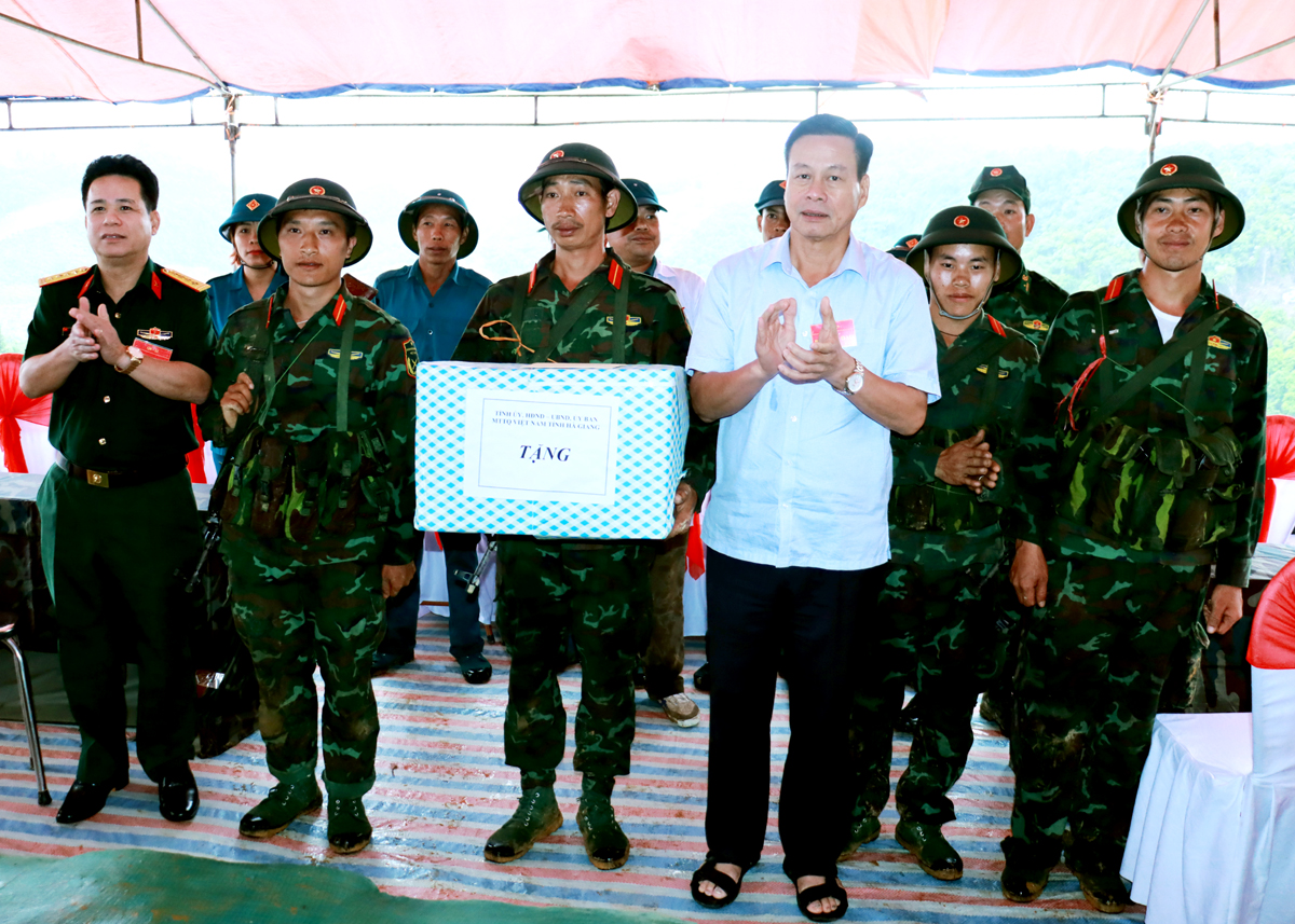 Chủ tịch UBND tỉnh Nguyễn Văn Sơn và Chỉ huy trưởng Bộ CHQS tỉnh Lại Tiến Giang tặng quà các lực lượng tham gia diễn tập.
