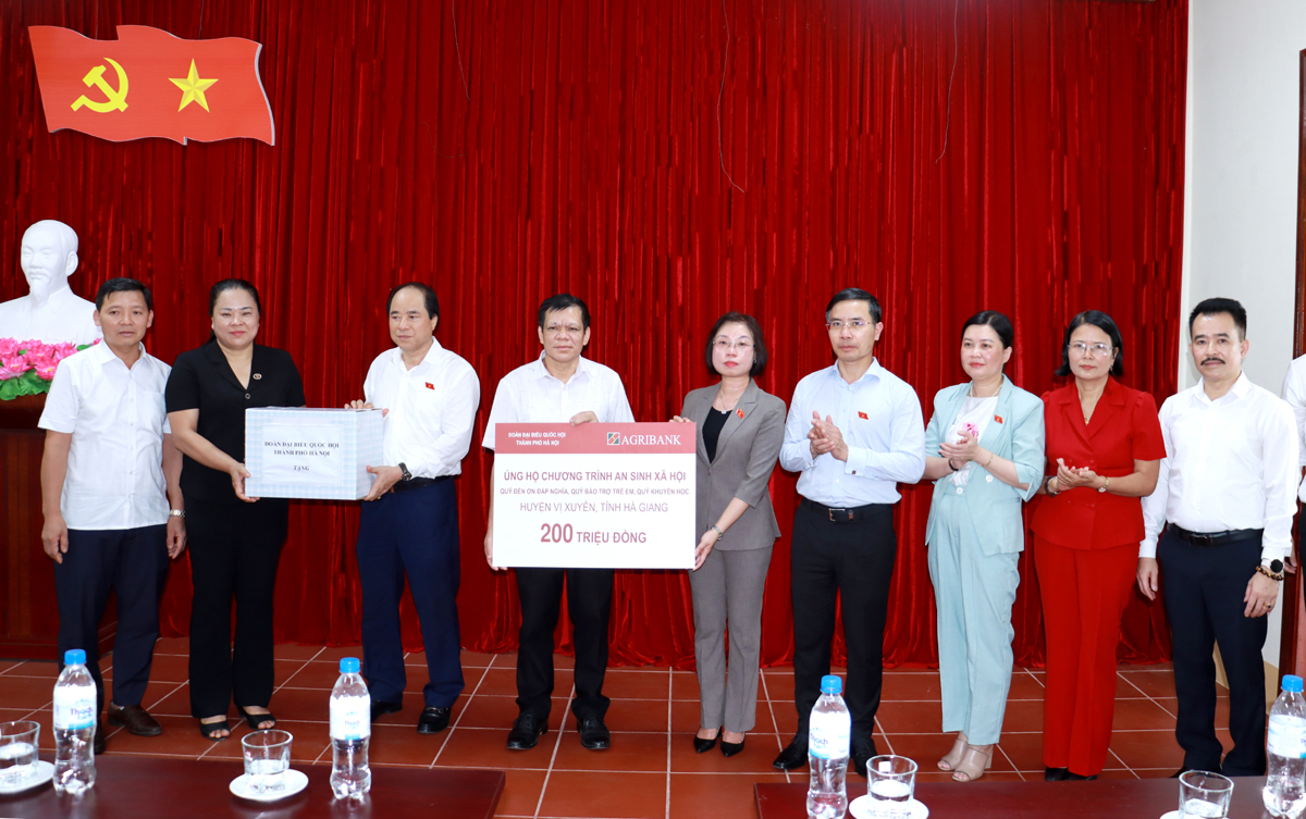 Đoàn ĐBQH thành phố Hà Nội tặng 200 triệu đồng cho huyện Vị Xuyên để thực hiện công tác an sinh xã hội.
