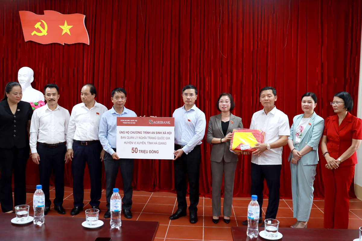 Đoàn ĐBQH thành phố Hà Nội tặng 50 triệu đồng cho Ban Quản lý Nghĩa trang Liệt sỹ Quốc gia Vị Xuyên để thực hiện công tác an sinh xã hội.
