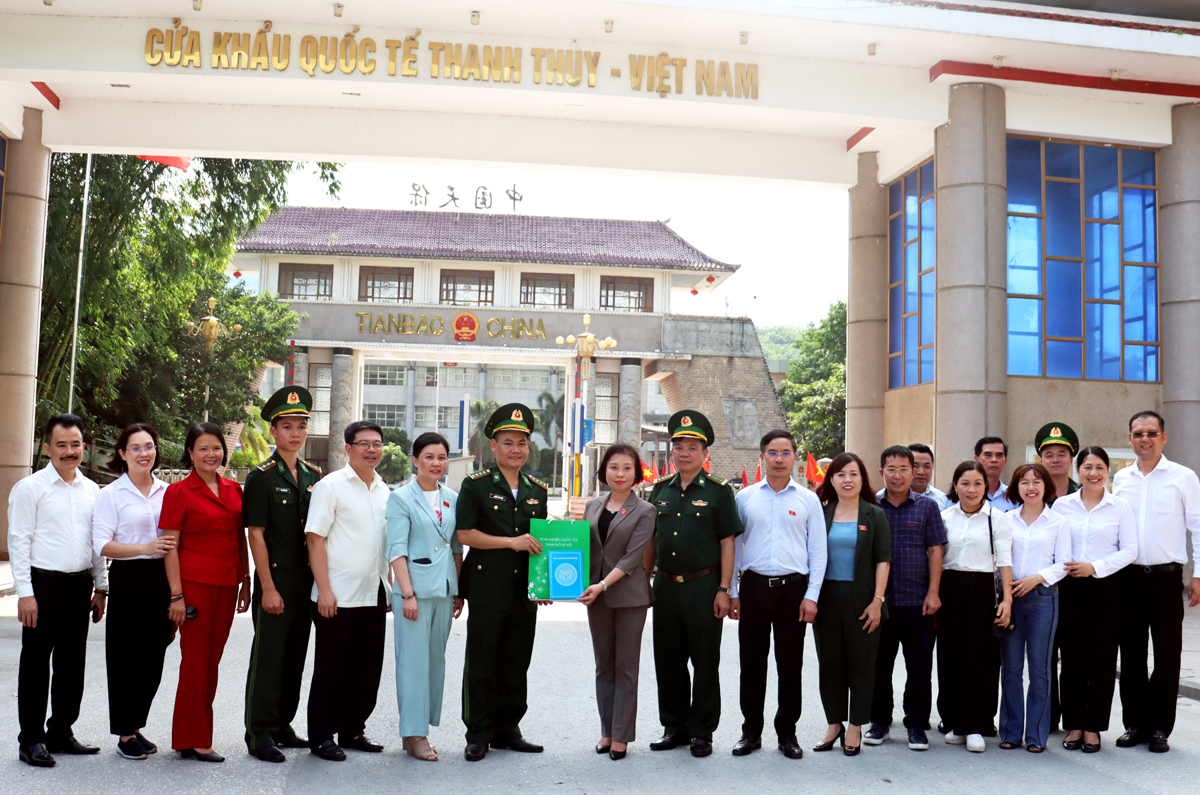 Đoàn ĐBQH thành phố Hà Nội tặng quà cán bộ, chiến sỹ Đồn Biên phòng Cửa khẩu Quốc tế Thanh Thủy.
