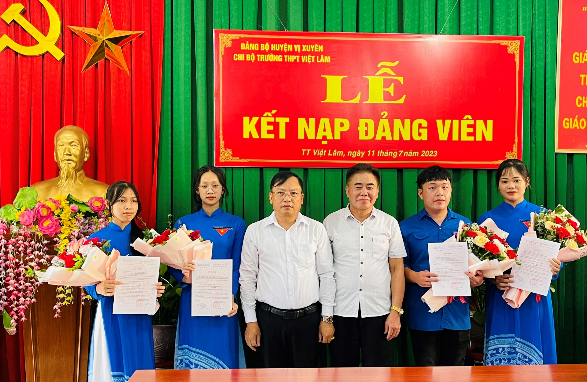 Lãnh đạo Ban Tổ chức Huyện ủy chụp ảnh lưu niệm với các đảng viên mới tại Chi bộ Trường THPT Việt Lâm.