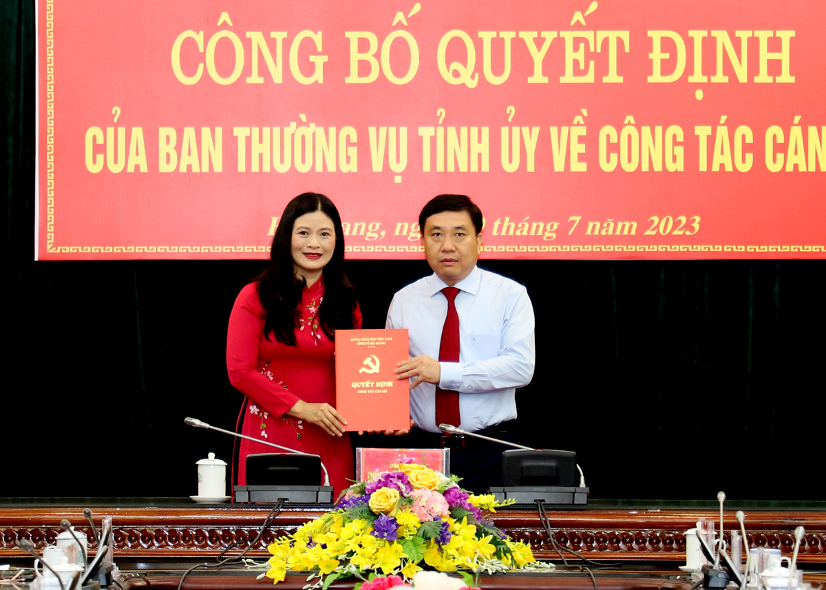 Quyền Bí thư Tỉnh ủy Nguyễn Mạnh Dũng trao Quyết định cho đồng chí Vương Ngọc Hà.