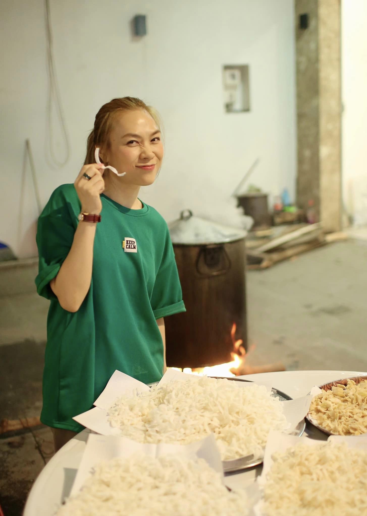 Mỹ Tâm được người hâm mộ thúc giục chuyện kết hôn. Bày tỏ quan điểm về vấn đề này, nữ ca sĩ thẳng thắn cho biết không bao giờ lấy chuyện tình cảm ra nói với khán giả. Tôi chỉ công bố khi nào mình tổ chức đám cưới. Đó là đích đến lớn nhất trong cuộc sống riêng tư của mình, cô cho biết