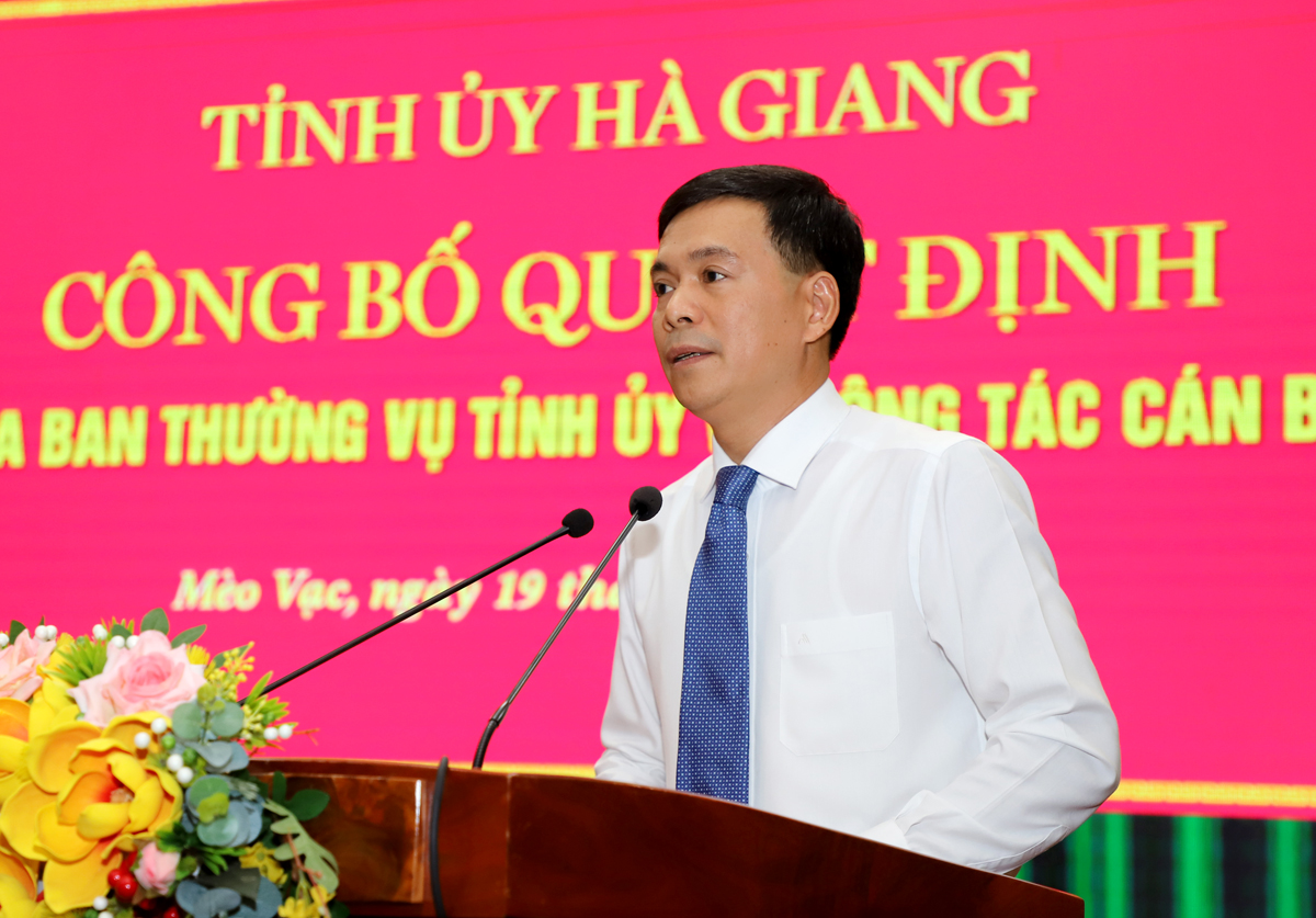 Bí thư Huyện ủy Mèo Vạc Phạm Văn Tú phát biểu nhận nhiệm vụ.
