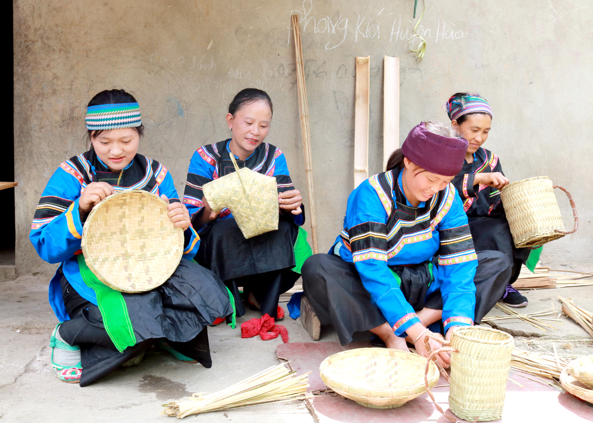 Người dân thôn Má Chề duy trì nghề truyền thống.
