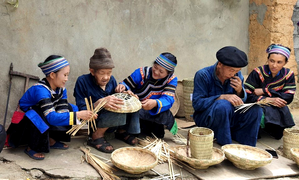 Người cao tuổi xã Sính Lủng tích cực truyền dạy nghề truyền thống cho thế hệ trẻ.
