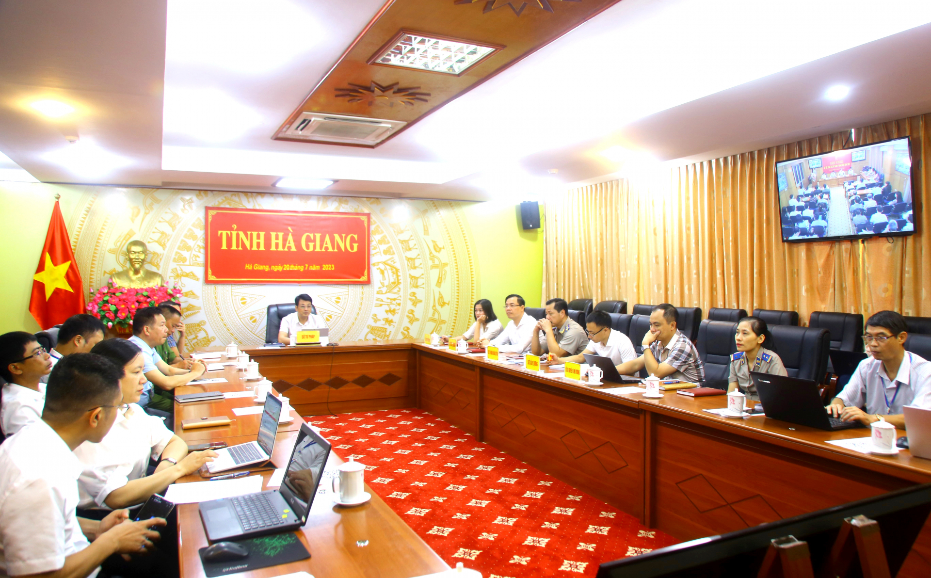 Các đại biểu dự hội nghị trực tuyến tại điểm cầu của tỉnh.
