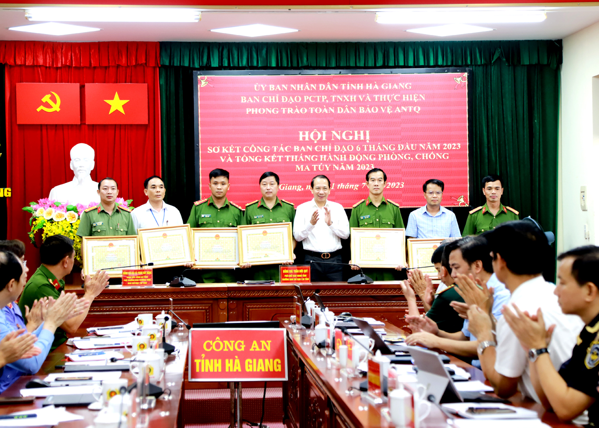 Phó Chủ tịch UBND tỉnh Trần Đức Quý trao Bằng khen của Chủ tịch UBND tỉnh cho các tập thể, cá nhân.
