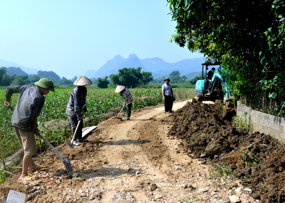 Nhân dân thôn Hạ Quang, xã Vĩ Thượng góp sức làm đường bê tông nội đồng.
