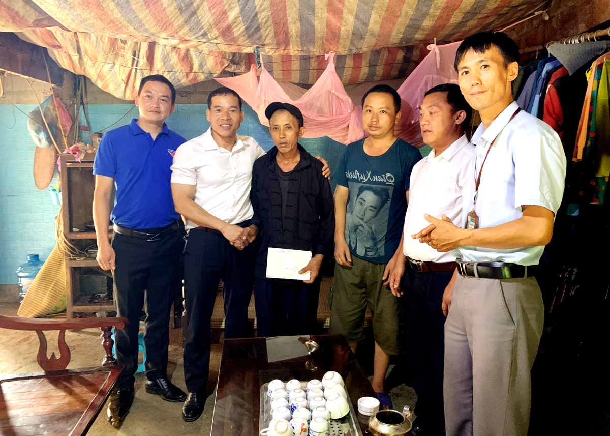 Lãnh đạo Ban Dân vận Huyện ủy Đồng Văn tặng quà gia đình chính sách xã Vần Chải.
