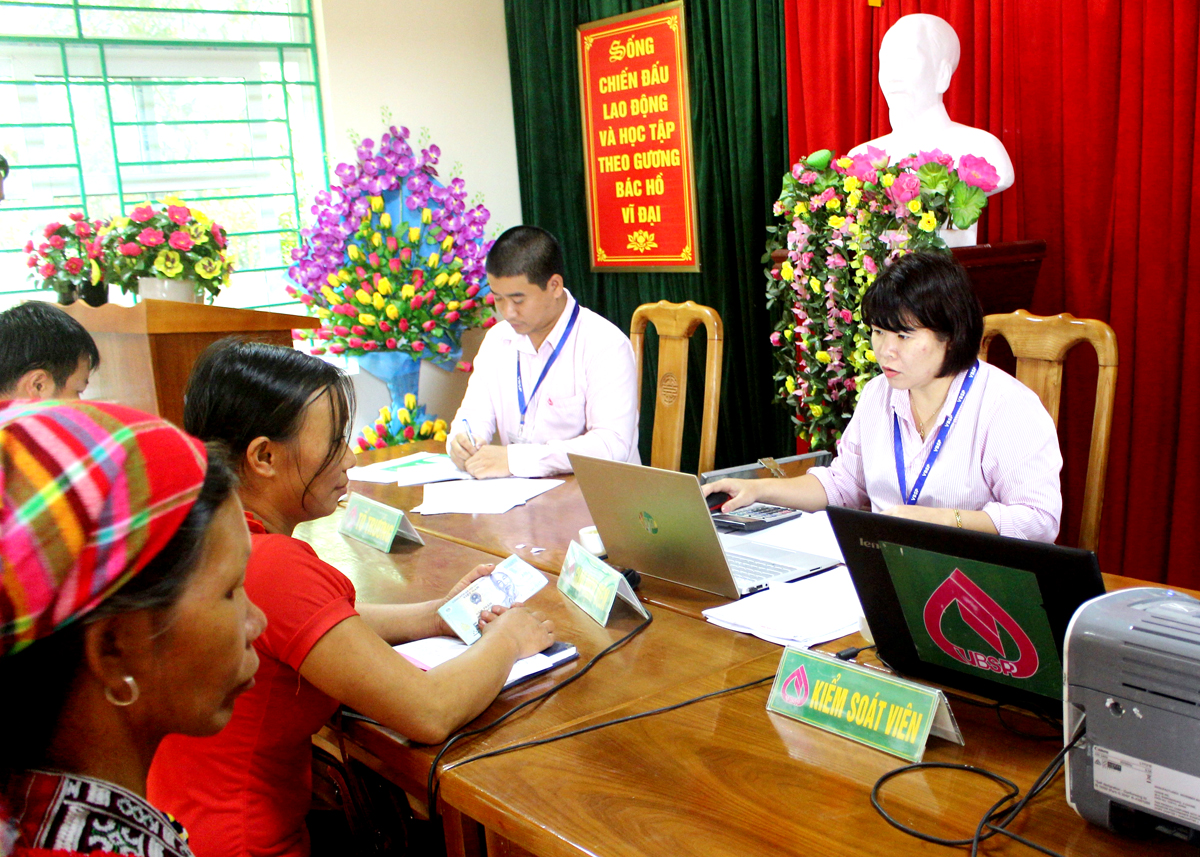 Cán bộ Phòng giao dịch Ngân hàng CSXH huyện Hoàng Su Phì giao dịch tại xã Nậm Ty.
