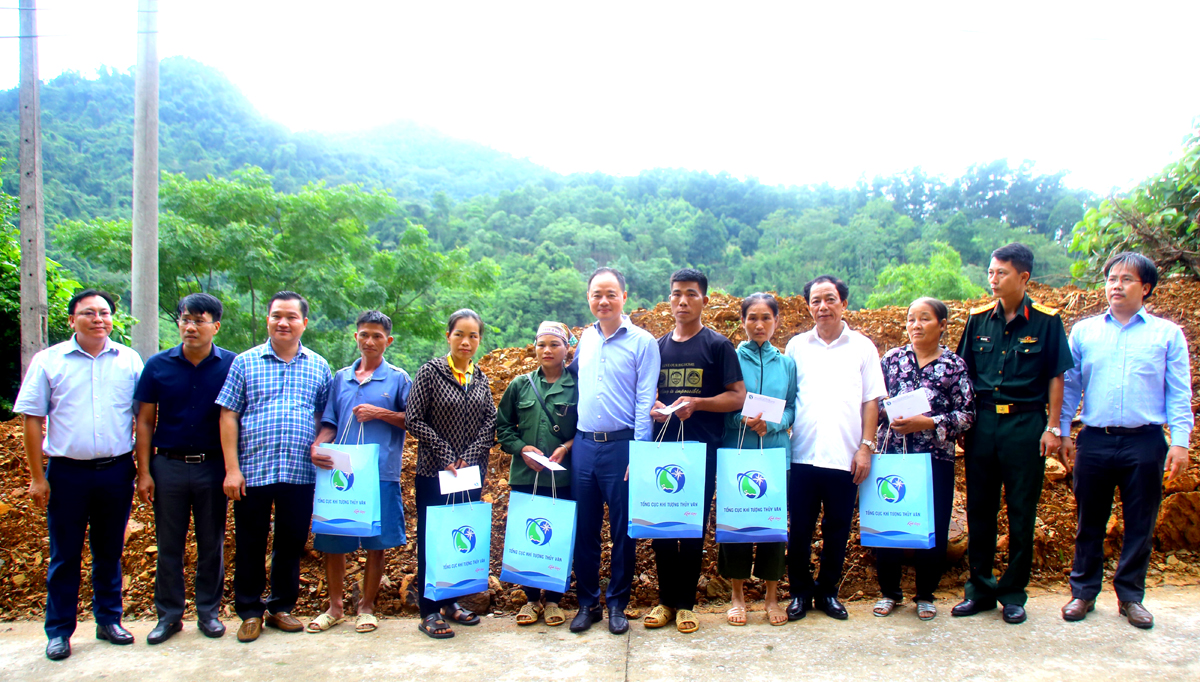 Đoàn công tác tặng quà cho các gia đình bị thiệt hại do thiên tai trên địa bàn huyện Vị Xuyên.
