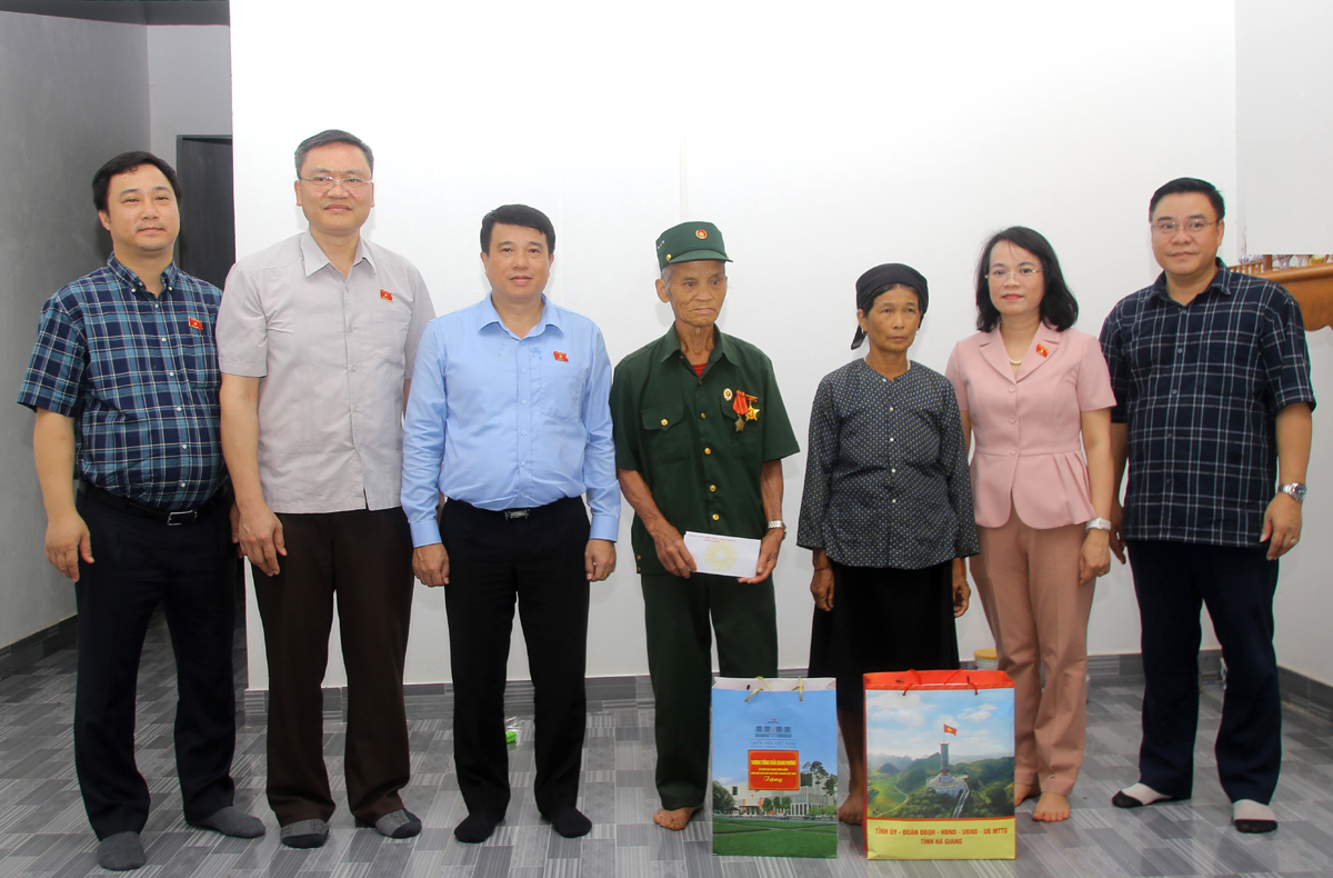 Đoàn giám sát và các đồng chí lãnh đạo tỉnh thăm hỏi, tặng quà cho gia đình chính sách ông Chẩu Văn Phong, xã Bạch Ngọc.
