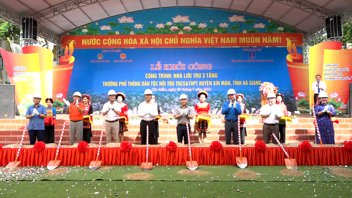 Lãnh đạo huyện Xín Mần và đại diện các đơn vị tài trợ thực hiện nghi lễ khởi công công trình.
