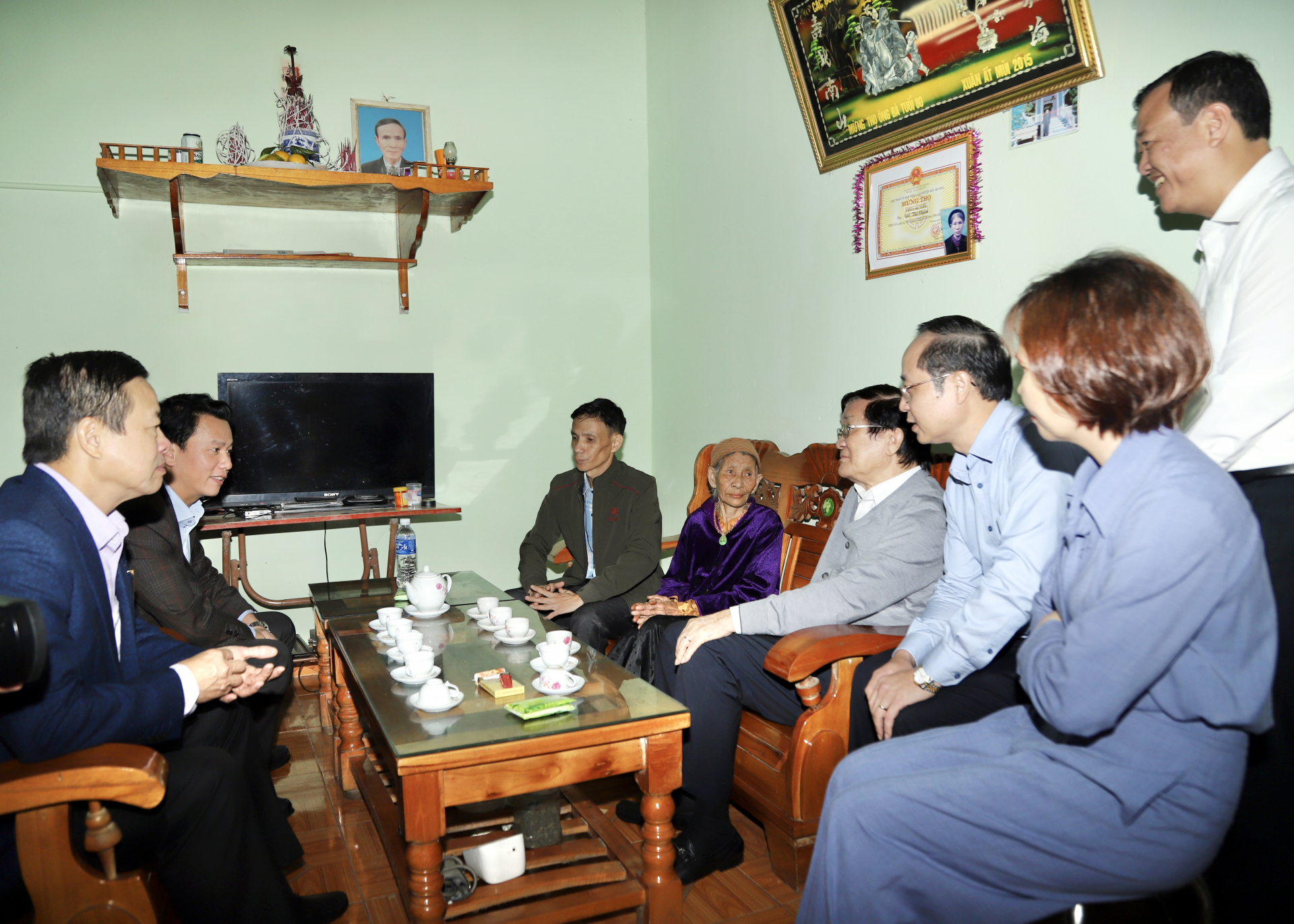Nguyên Chủ tịch nước Trương Tấn Sang, Bí thư Tỉnh ủy Đặng Quốc Khánh và Chủ tịch UBND tỉnh Nguyễn Văn Sơn thăm quan ngôi nhà mới và trò chuyện với bà Đỗ Thị Châm